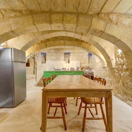 Ta Karmenu, An 800 Year Old Modernized With Terrace, By Walk To Mdina Maison d'hôtes 3*